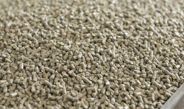 产蛋鸡的三个饲料配方_养殖问答