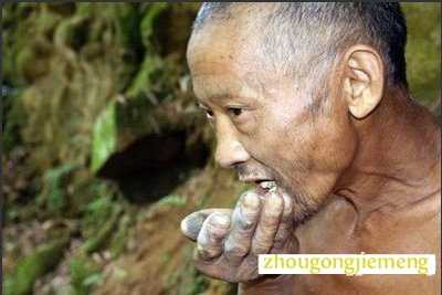 梦见自己吃泥巴